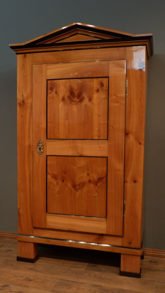Eleganter Biedermeier Wäscheschrank, Kirschholz handpoliert um 1840