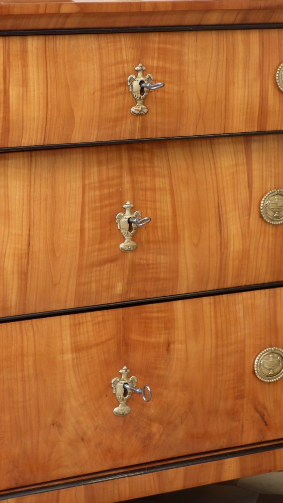 Elegante Biedermeierkommode, Kirschholz handpoliert um 1840