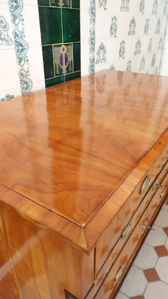 Elegante Biedermeierkommode, Kirschholz handpoliert um 1840
