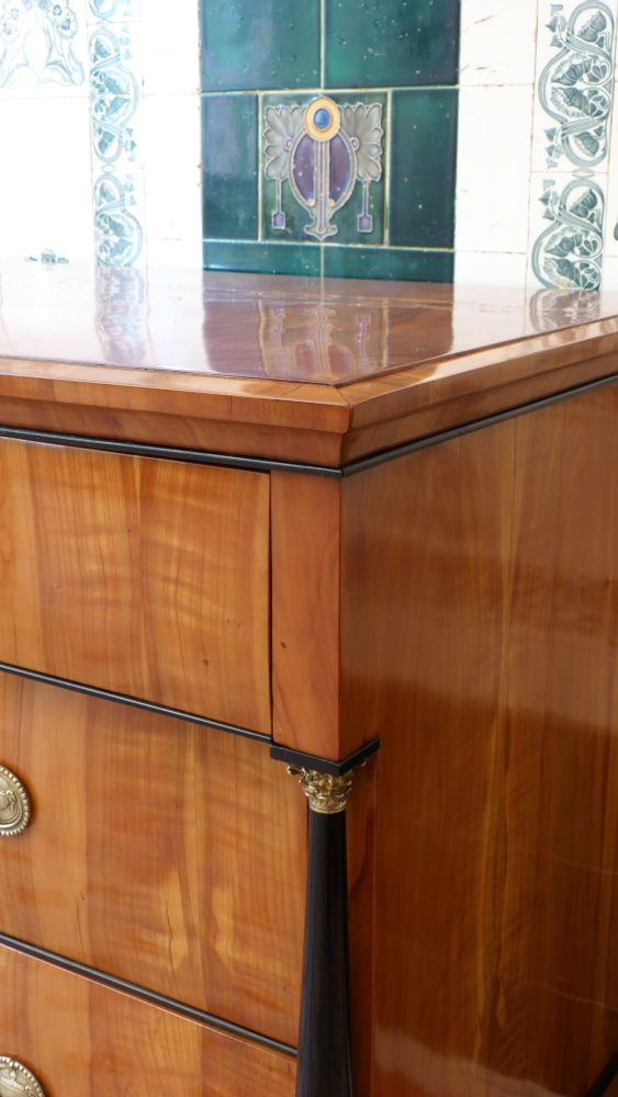 Elegante Biedermeierkommode, Kirschholz handpoliert um 1840