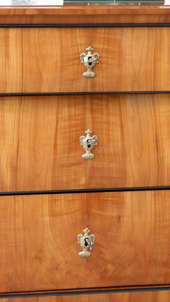 Elegante Biedermeierkommode, Kirschholz handpoliert um 1840