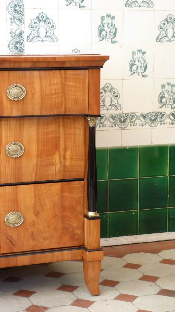 Elegante Biedermeierkommode, Kirschholz handpoliert um 1840