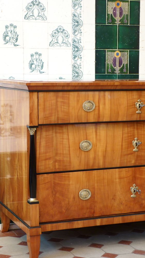 Elegante Biedermeierkommode, Kirschholz handpoliert um 1840
