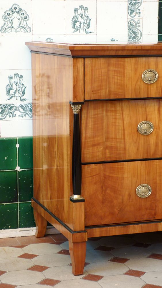 Elegante Biedermeierkommode, Kirschholz handpoliert um 1840