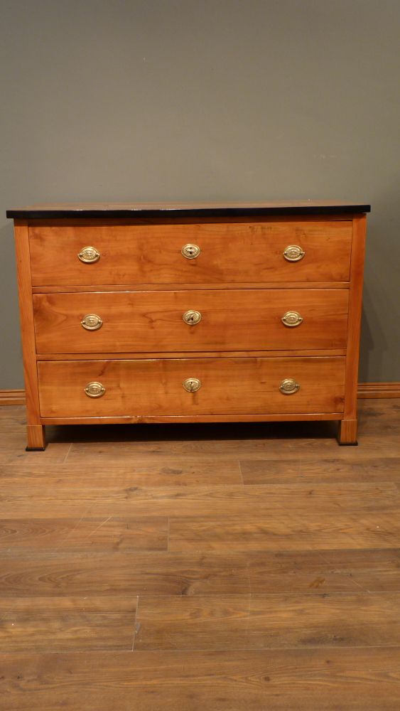 Schlichte Biedermeier Kommode, Kirschholz handpoliert um 1840