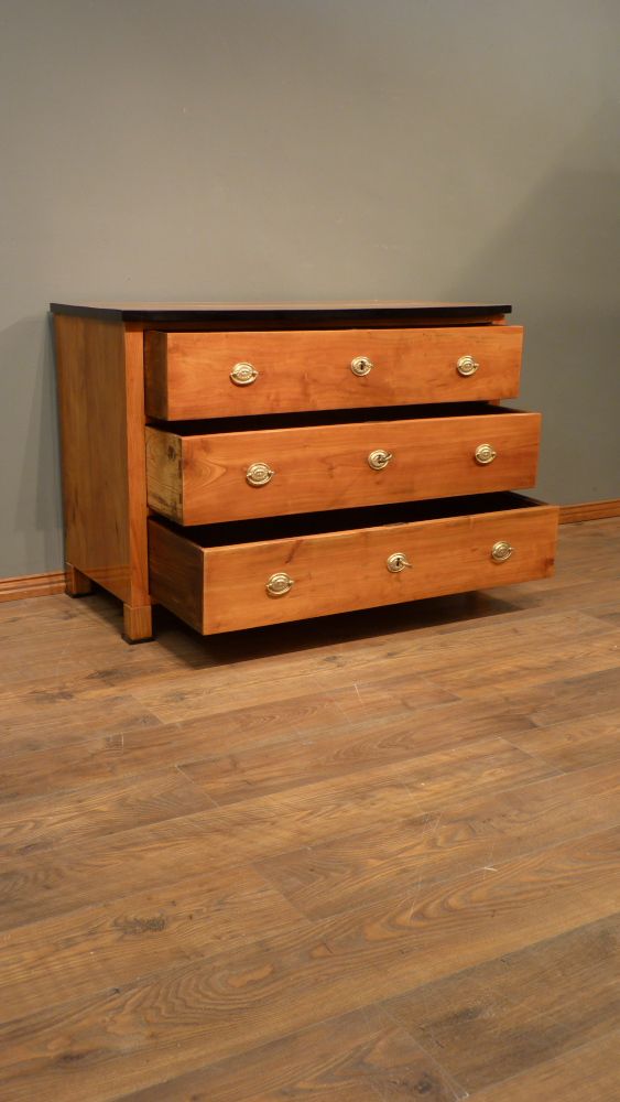 Schlichte Biedermeier Kommode, Kirschholz handpoliert um 1840
