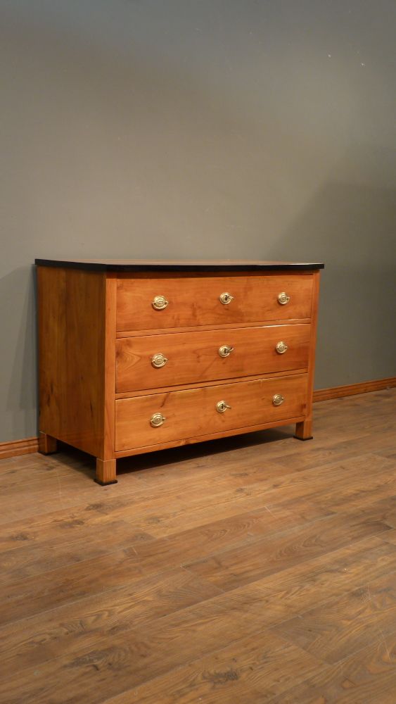 Schlichte Biedermeier Kommode, Kirschholz handpoliert um 1840