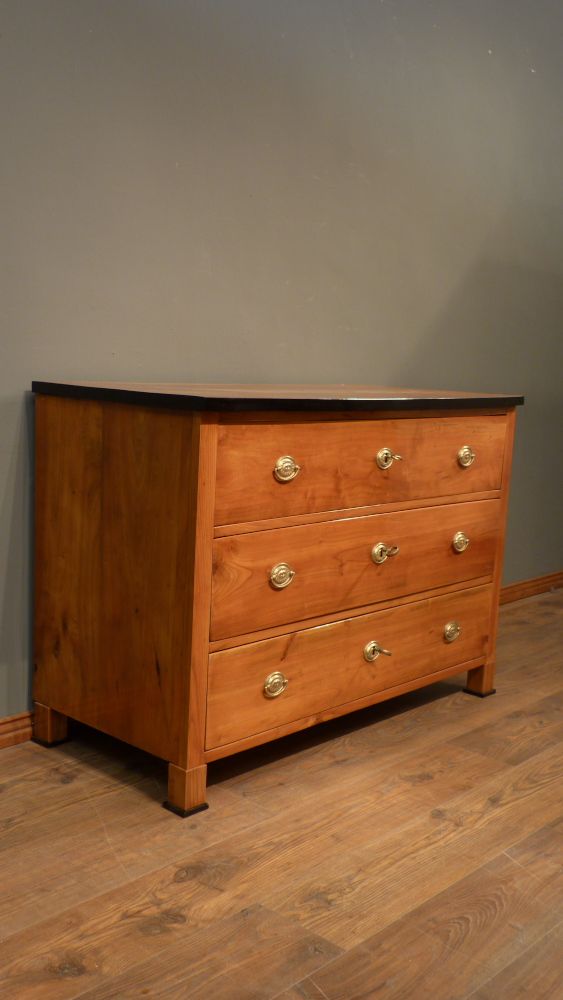 Schlichte Biedermeier Kommode, Kirschholz handpoliert um 1840