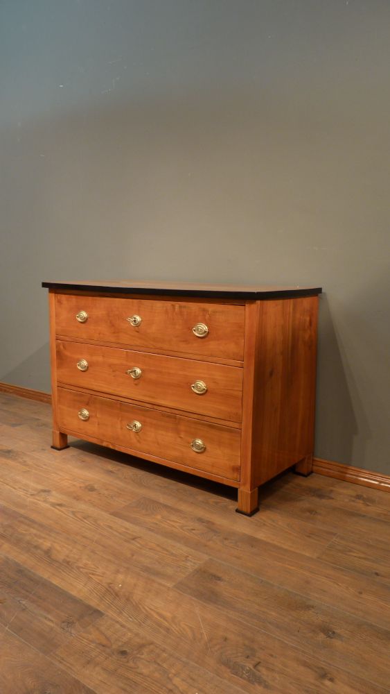 Schlichte Biedermeier Kommode, Kirschholz handpoliert um 1840