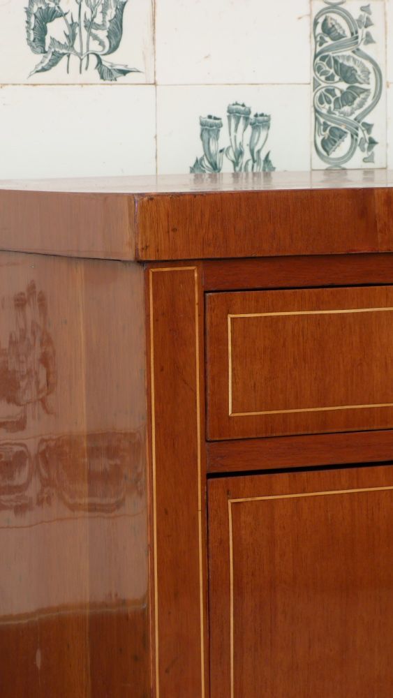 Elegante Biedermeier Kommode, Mahagoni handpoliert um 1850