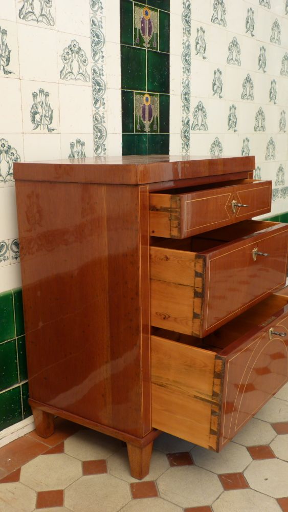 Elegante Biedermeier Kommode, Mahagoni handpoliert um 1850