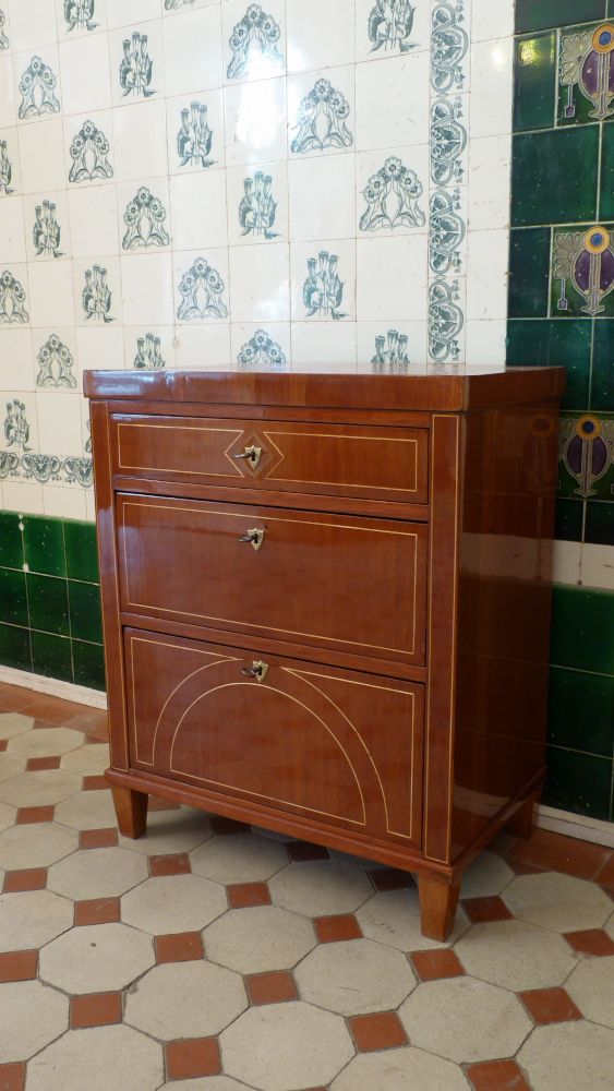 Elegante Biedermeier Kommode, Mahagoni handpoliert um 1850