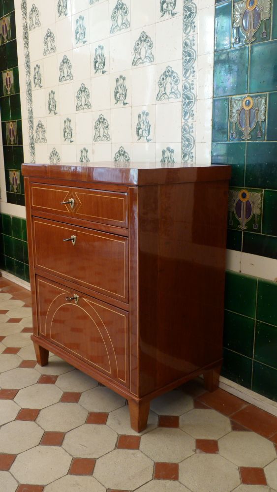 Elegante Biedermeier Kommode, Mahagoni handpoliert um 1850