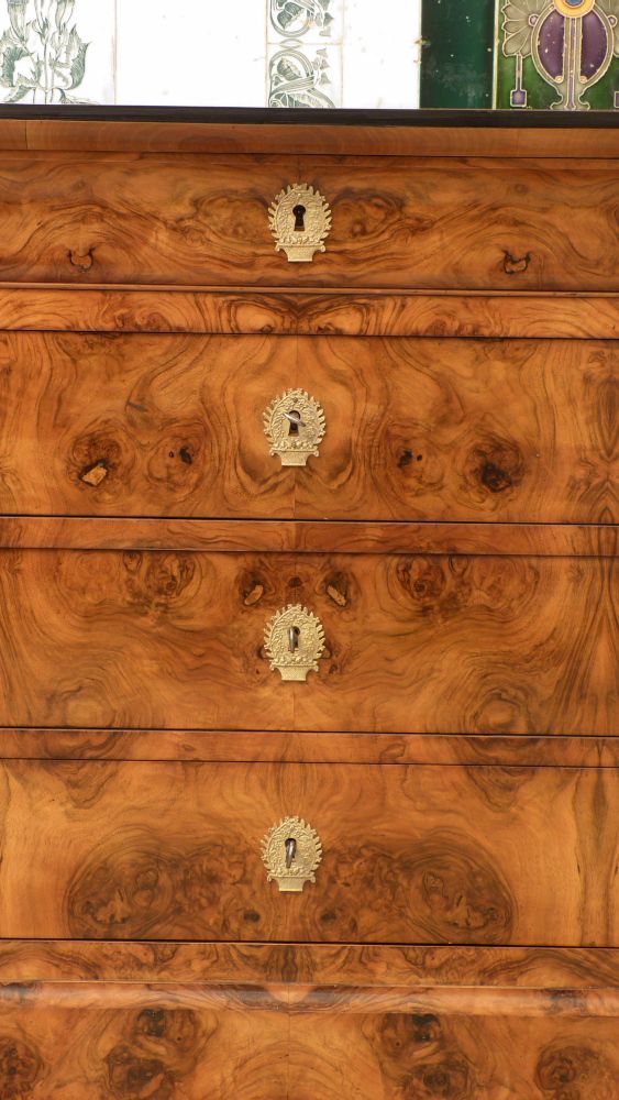Elegante Biedermeierkommode, Nussbaum handpoliert um 1850
