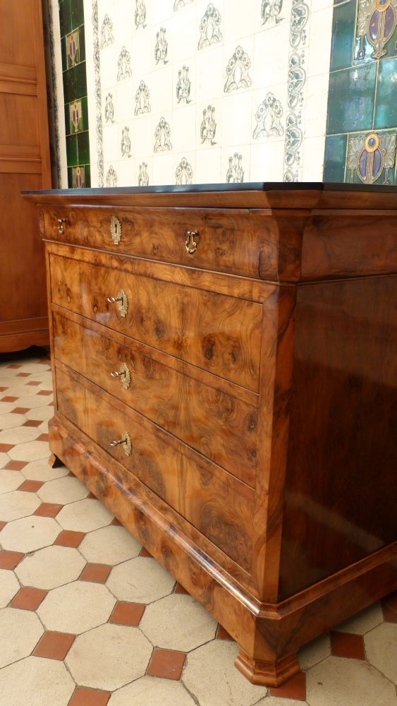 Elegante Biedermeierkommode, Nussbaum handpoliert um 1850