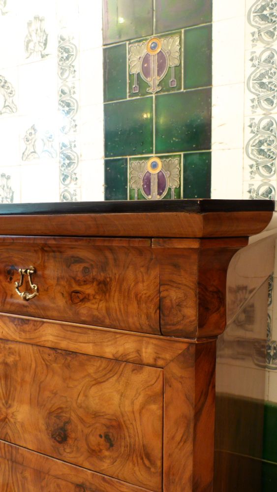 Elegante Biedermeierkommode, Nussbaum handpoliert um 1850