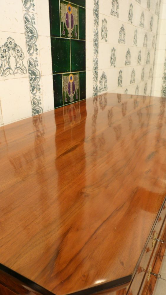 Elegante Biedermeierkommode, Nussbaum handpoliert um 1850