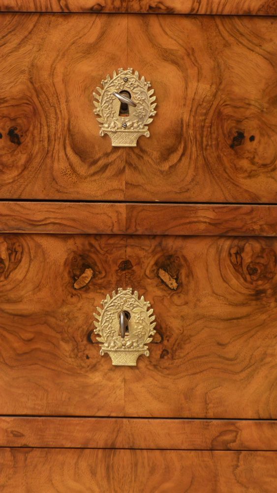 Elegante Biedermeierkommode, Nussbaum handpoliert um 1850