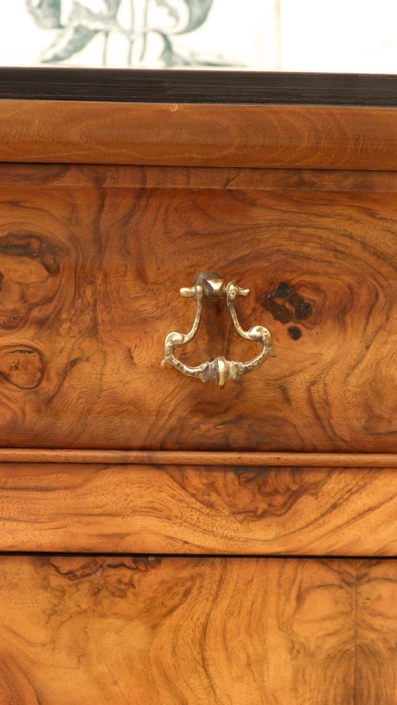 Elegante Biedermeierkommode, Nussbaum handpoliert um 1850