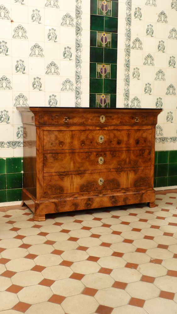 Elegante Biedermeierkommode, Nussbaum handpoliert um 1850