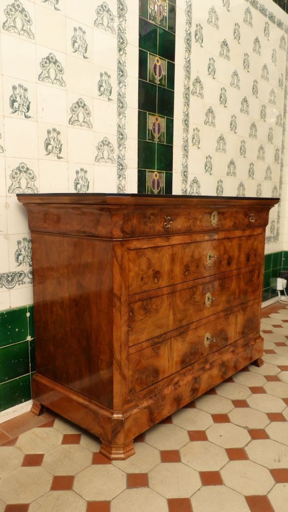 Elegante Biedermeierkommode, Nussbaum handpoliert um 1850