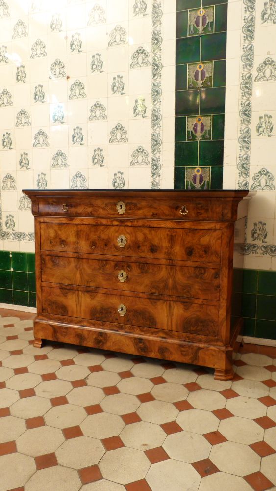 Elegante Biedermeierkommode, Nussbaum handpoliert um 1850