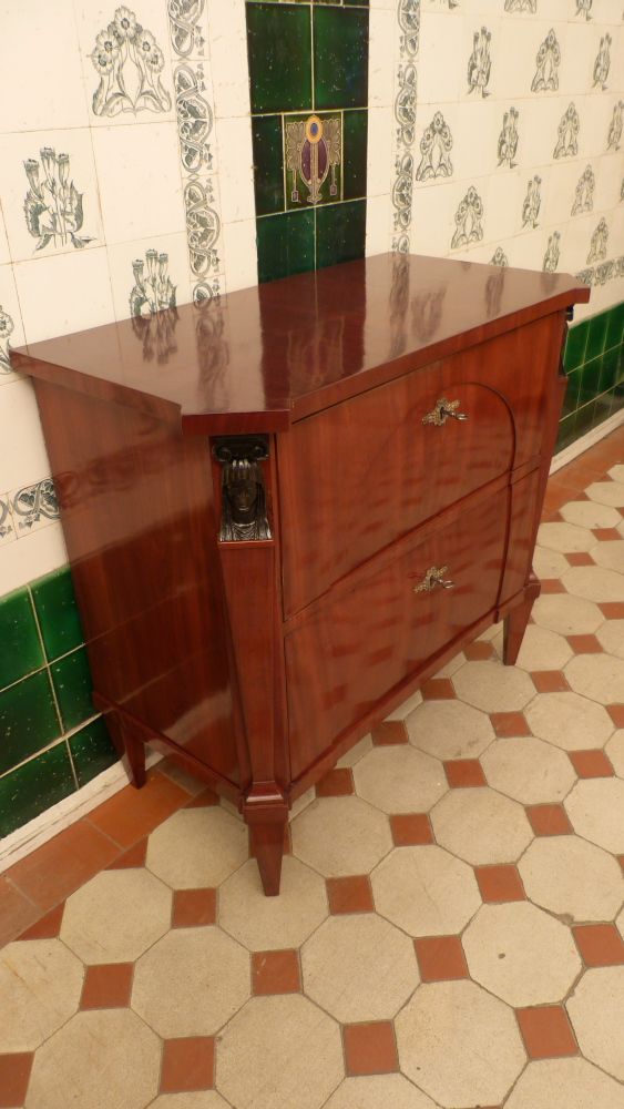 Zweischübige Biedermeierkommode, Mahagoni handpoliert um 1830