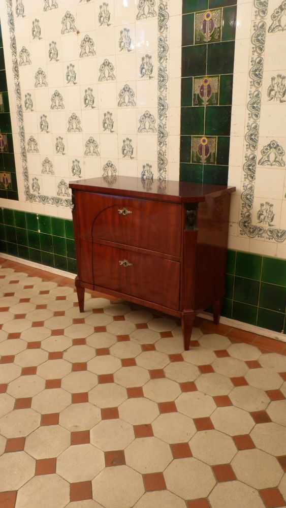 Zweischübige Biedermeierkommode, Mahagoni handpoliert um 1830