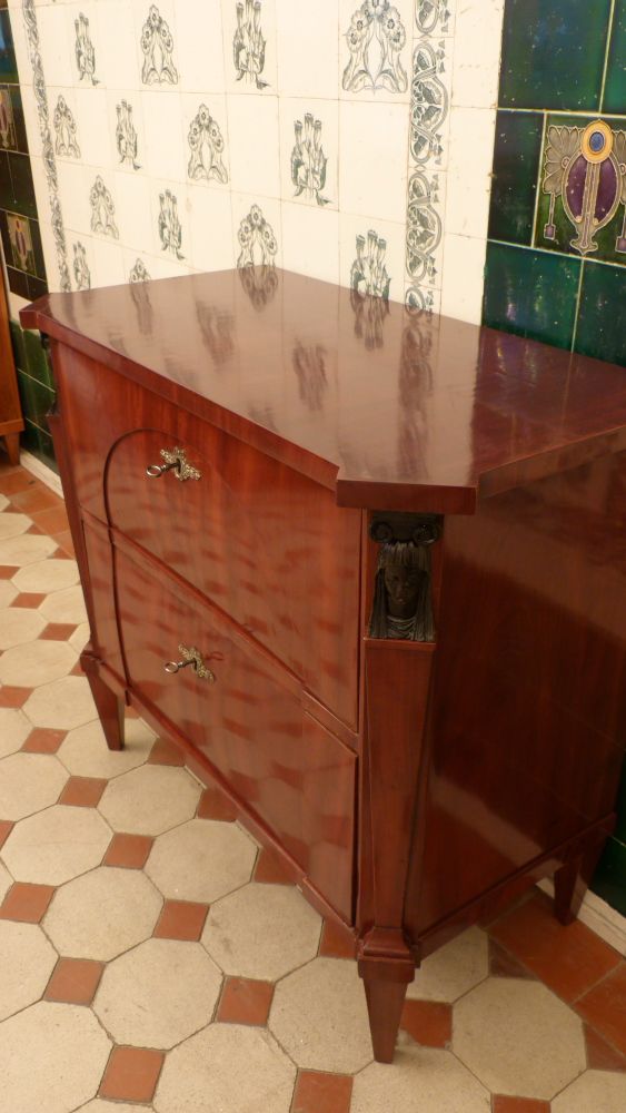 Zweischübige Biedermeierkommode, Mahagoni handpoliert um 1830