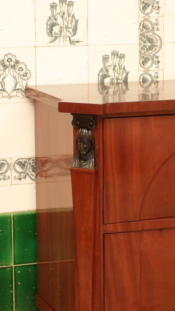 Zweischübige Biedermeierkommode, Mahagoni handpoliert um 1830