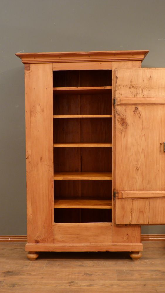 Schlichter Biedermeier Wäscheschrank, Fichte um 1840