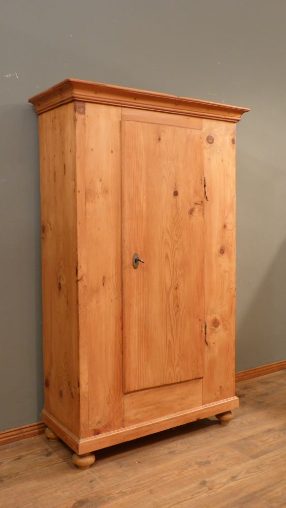 Schlichter Biedermeier Wäscheschrank, Fichte um 1840