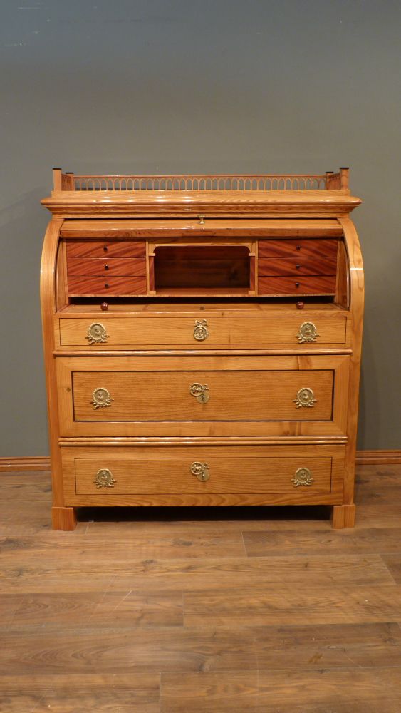 Kraftvoller Biedermeiersekretär mit Rollklappe, Esche handpoliert um 1840