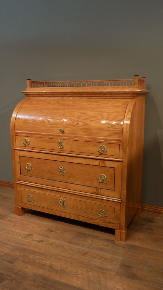 Kraftvoller Biedermeiersekretär mit Rollklappe, Esche handpoliert um 1840