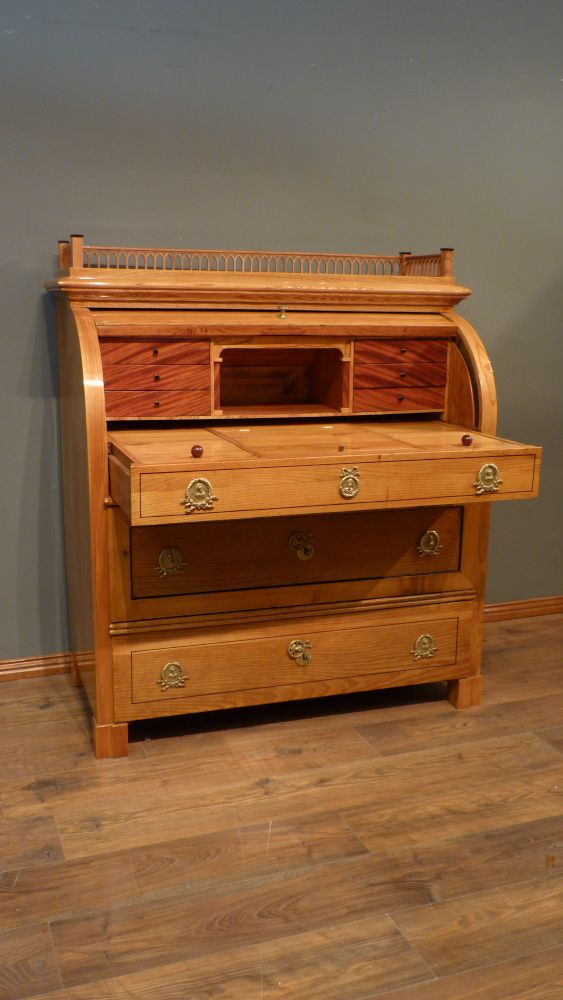 Kraftvoller Biedermeiersekretär mit Rollklappe, Esche handpoliert um 1840