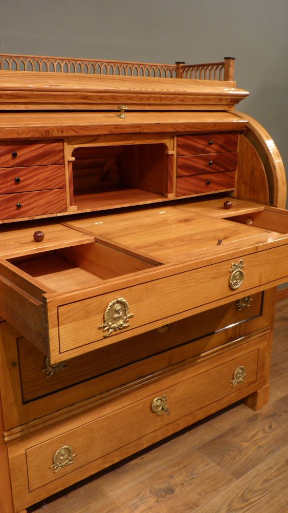 Kraftvoller Biedermeiersekretär mit Rollklappe, Esche handpoliert um 1840