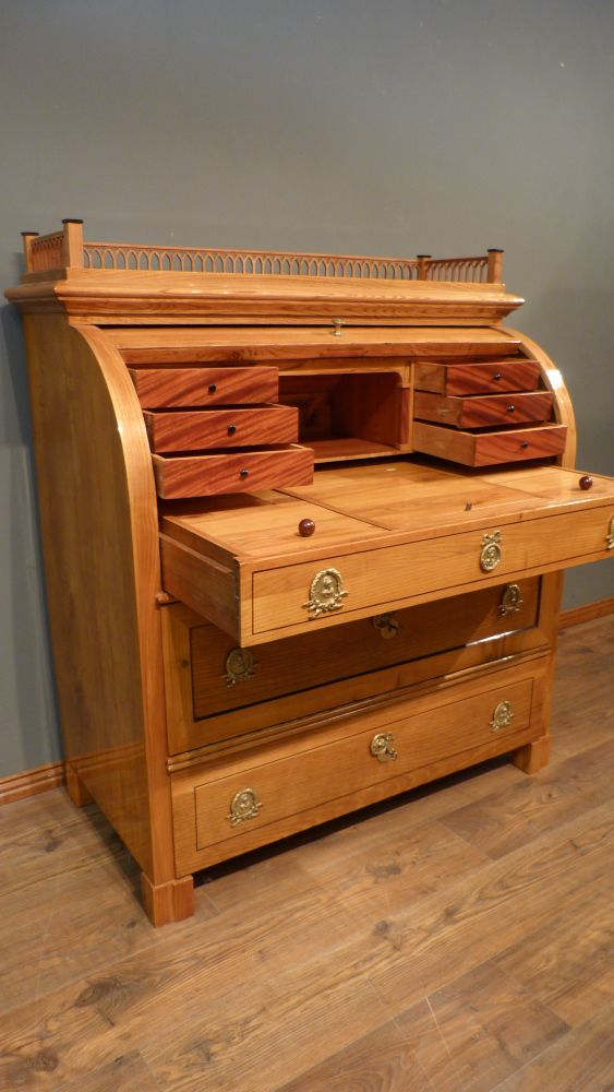 Kraftvoller Biedermeiersekretär mit Rollklappe, Esche handpoliert um 1840