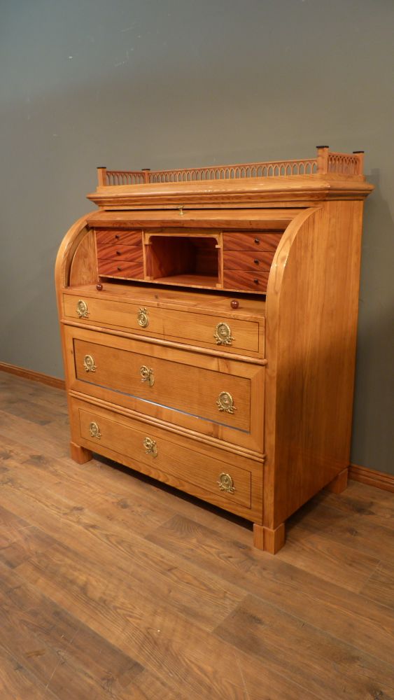 Kraftvoller Biedermeiersekretär mit Rollklappe, Esche handpoliert um 1840