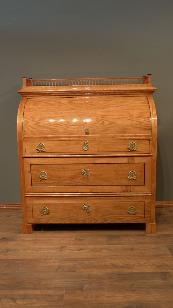 Kraftvoller Biedermeiersekretär mit Rollklappe, Esche handpoliert um 1840