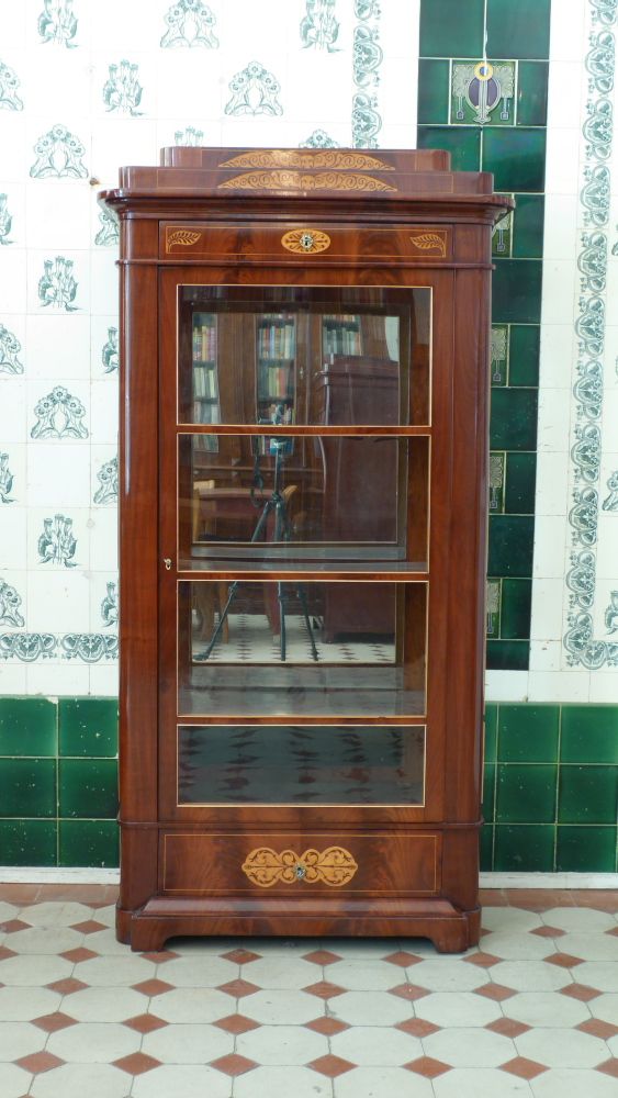 Elegante Biedermeiervitrine, Mahagoni handpoliert um 1830
