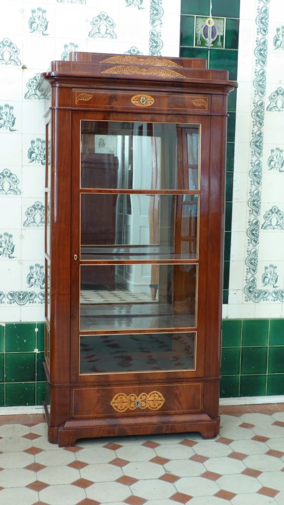 Elegante Biedermeiervitrine, Mahagoni handpoliert um 1830