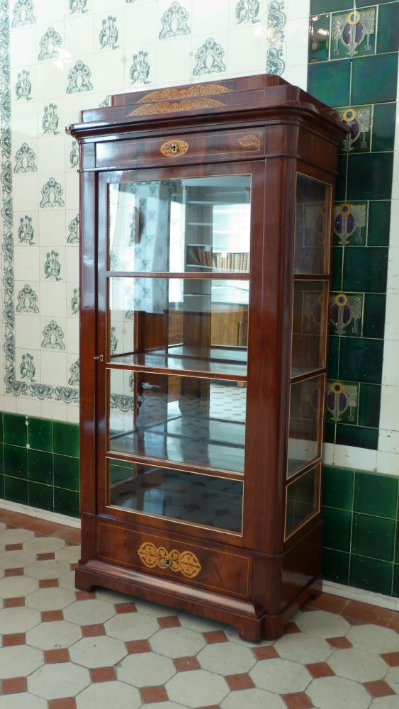 Elegante Biedermeiervitrine, Mahagoni handpoliert um 1830