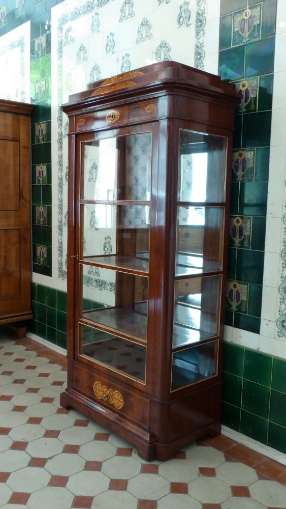 Elegante Biedermeiervitrine, Mahagoni handpoliert um 1830