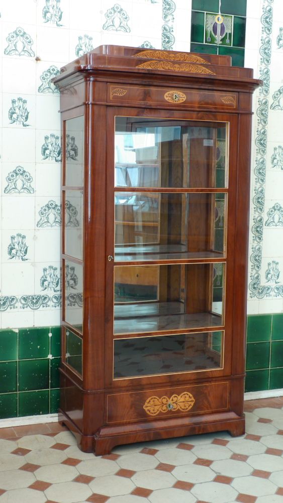 Elegante Biedermeiervitrine, Mahagoni handpoliert um 1830