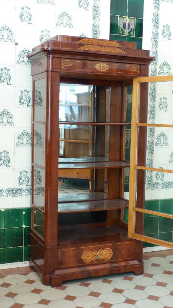 Elegante Biedermeiervitrine, Mahagoni handpoliert um 1830
