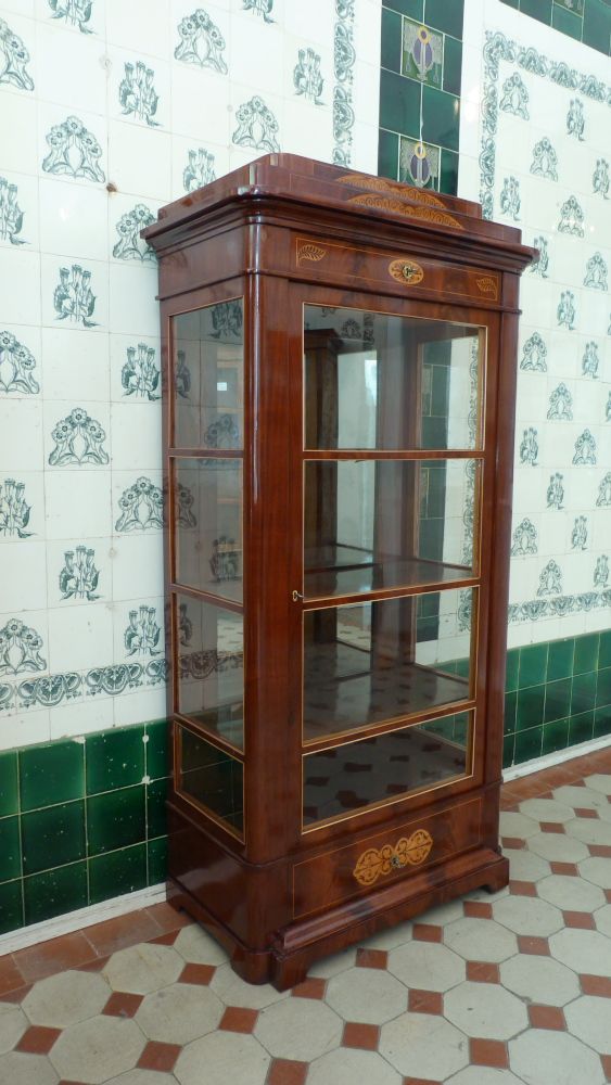 Elegante Biedermeiervitrine, Mahagoni handpoliert um 1830
