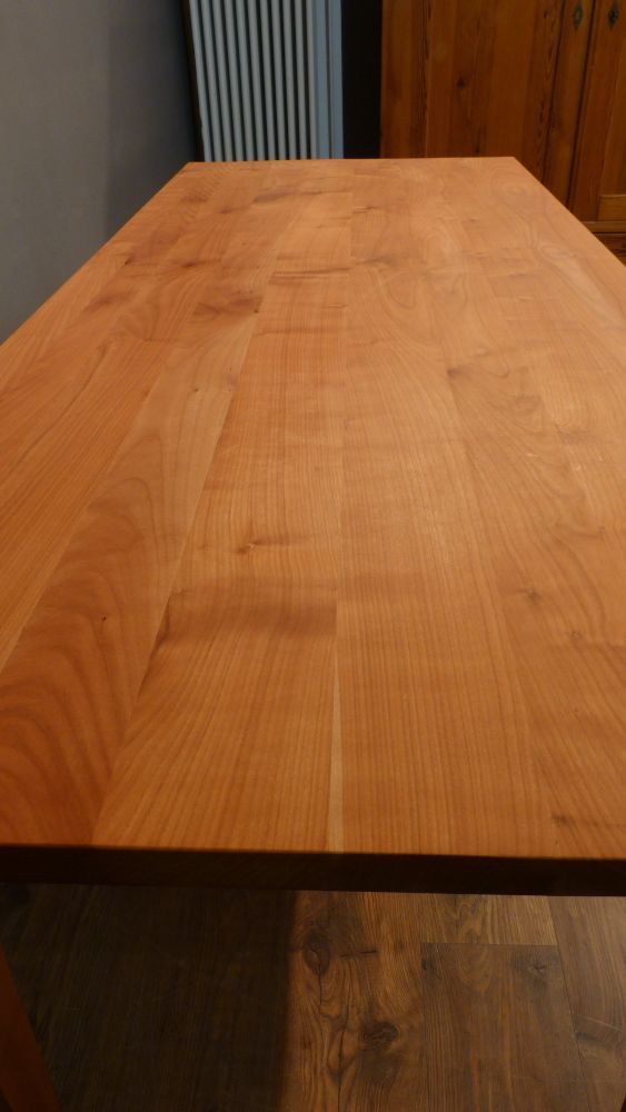 Schlichter, aufgearbeiteter Esstisch, massiv Kirschholz