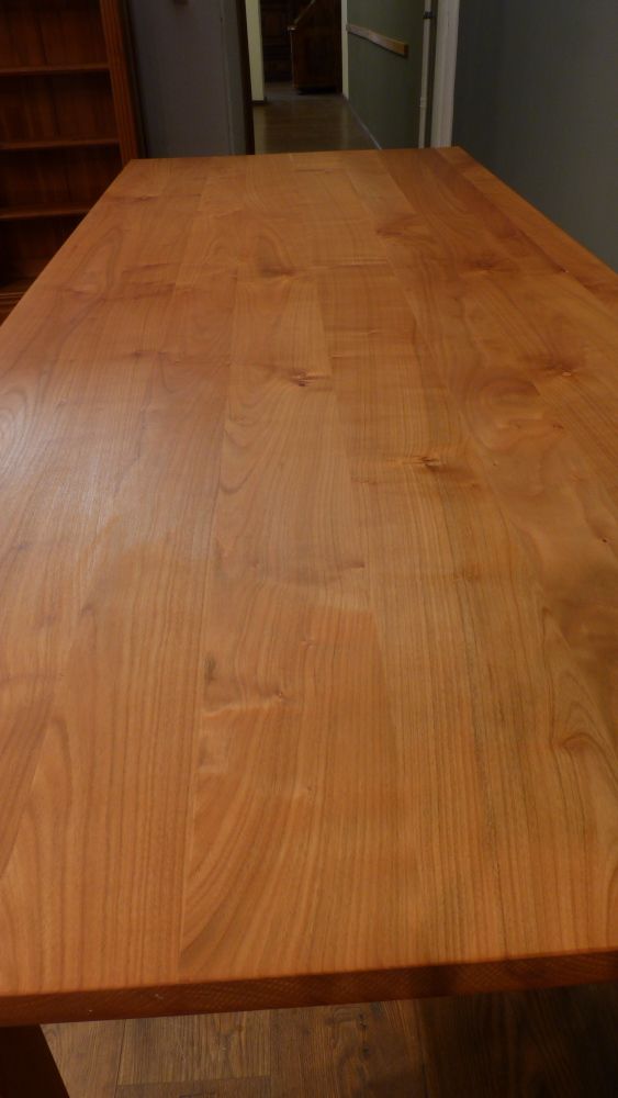 Schlichter, aufgearbeiteter Esstisch, massiv Kirschholz