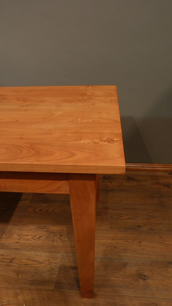 Schlichter, aufgearbeiteter Esstisch, massiv Kirschholz