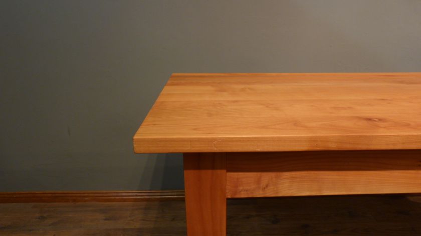 Schlichter, aufgearbeiteter Esstisch, massiv Kirschholz